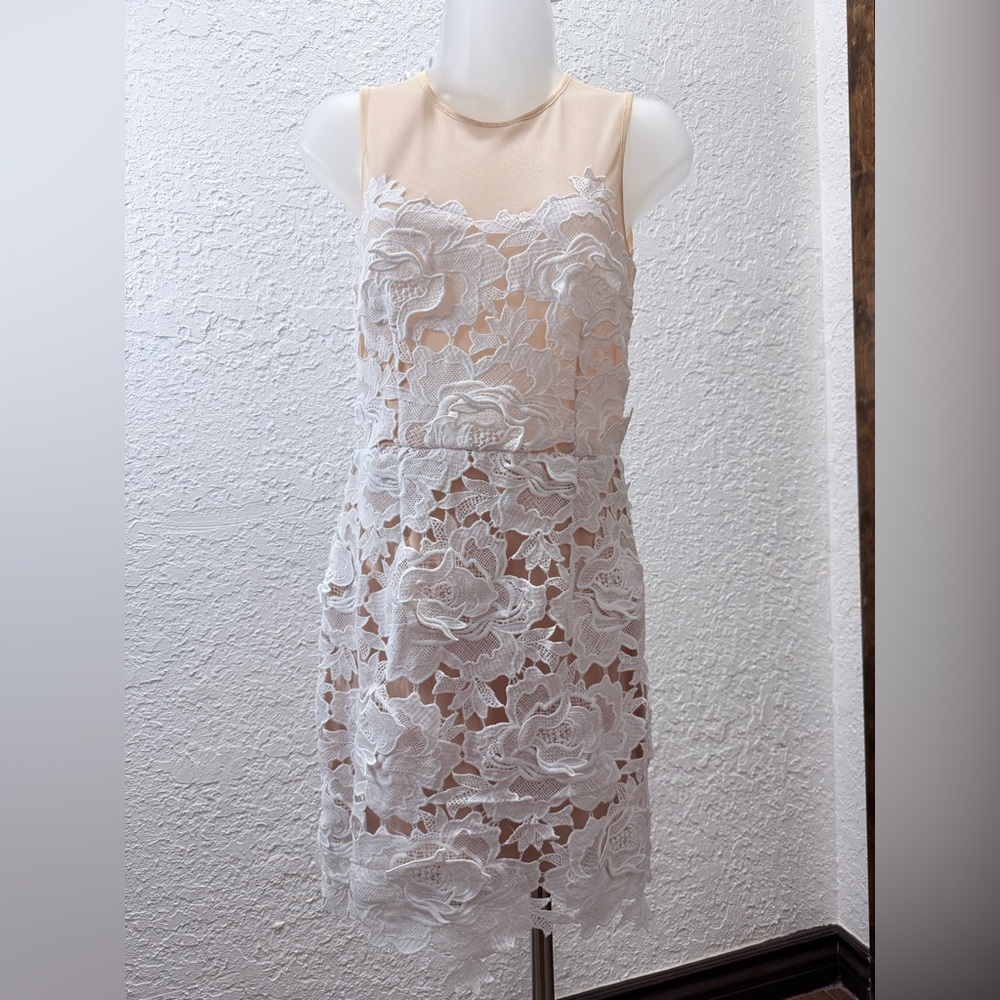 Elegant White Floral Lace Dress - Picture 3 of 10